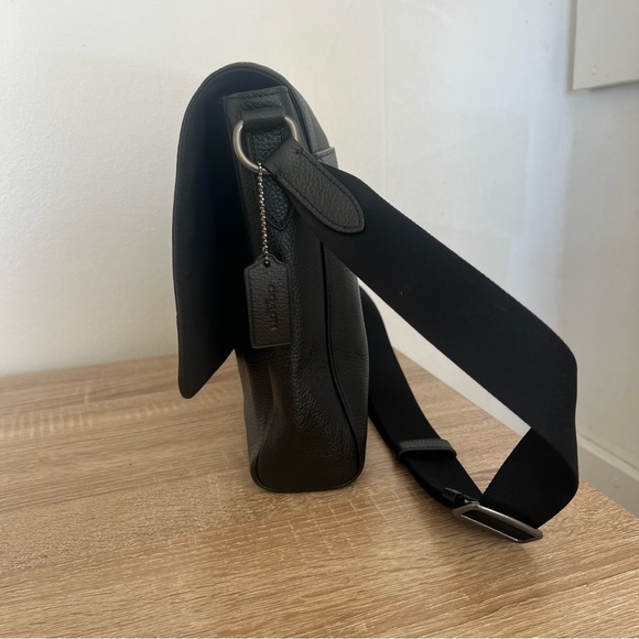 New with tags, Leather Coach map bag. Beautiful and practical! - Picture 4 of 13